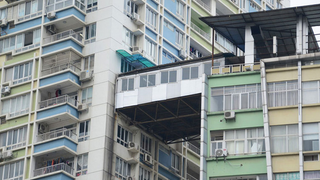 This Rickety Bridge Between Two High-Rises in China Can't Be Legal